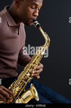 Close up of man playing saxophone Banque D'Images