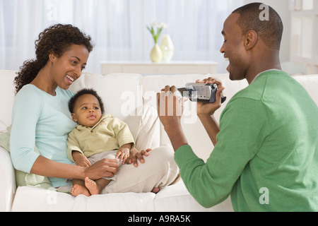 L Enregistrement Video Mari Femme Africaine Au Lit Photo Stock Alamy