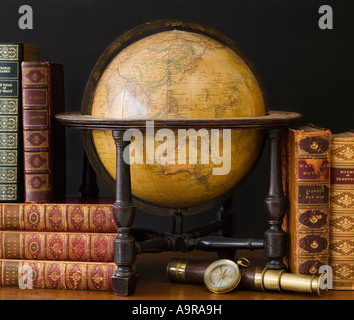 Old fashioned globe and books on table Banque D'Images