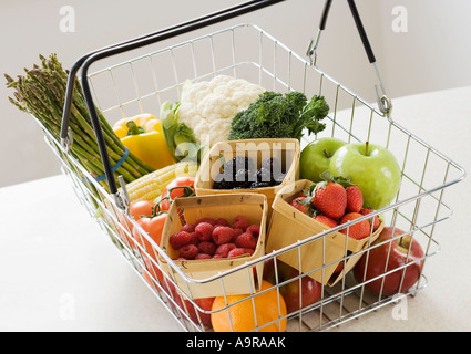 Un assortiment de fruits et légumes dans le panier Banque D'Images