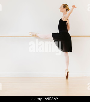 Femme danseuse de ballet dans un studio de danse Banque D'Images