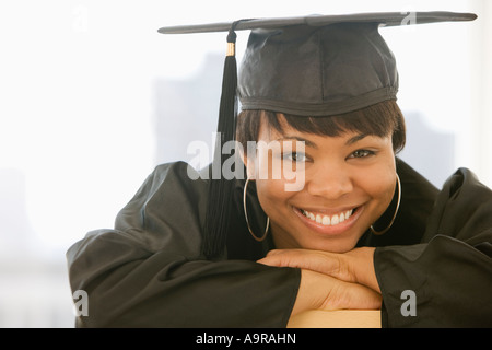 African woman wearing graduation cap and gown Banque D'Images