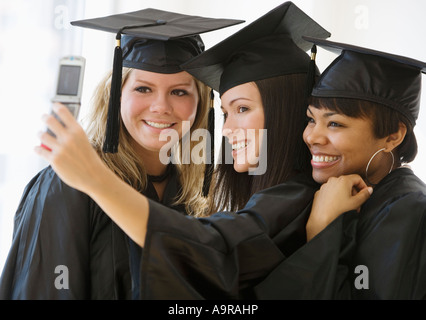 Les femmes diplômées multi ethnic taking own photograph Banque D'Images