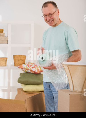 Man unpacking moving boxes Banque D'Images