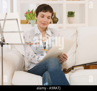 Femme violon partitions lecture Banque D'Images