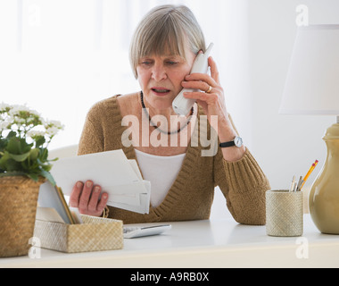 Senior woman looking at projets Banque D'Images