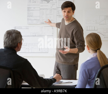 Businessman giving presentation Banque D'Images