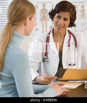 Female doctor talking to woman in office Banque D'Images