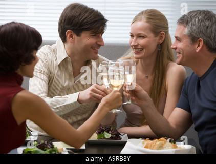 Deux couples toasting at restaurant Banque D'Images