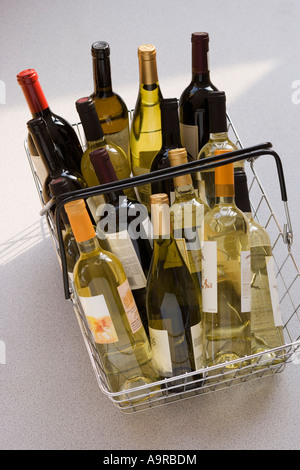 Panier rempli de vin Banque D'Images