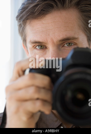 Man holding up camera Banque D'Images