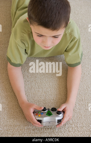 Boy playing video games Banque D'Images
