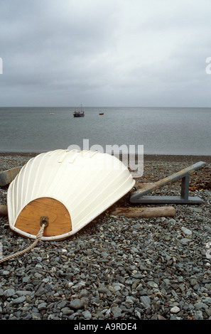 Bateau à rames sur une plage de galets à Porthallow à Cornwall au Royaume-Uni Banque D'Images