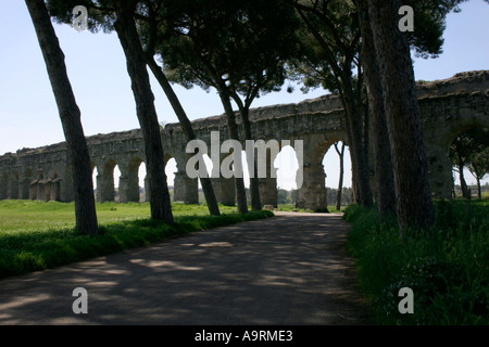 Aqueduc romain à la périphérie de Rome, Italie. Banque D'Images