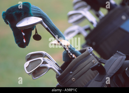 Libre de clubs de golf se reposant dans un sac de golf un autre ensemble dans l'arrière-plan n'est pas mise au point Banque D'Images