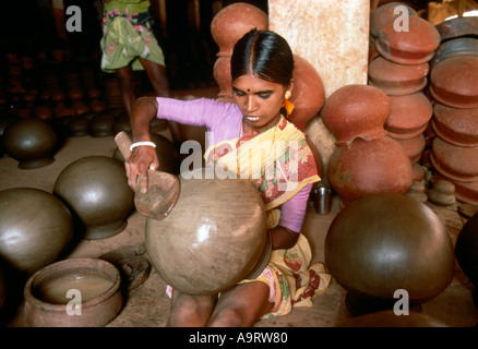 Village potter façonnant un pot.Tamil Nadu, Inde du Sud Banque D'Images