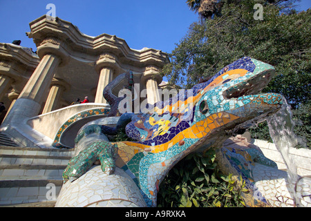 Dragon de Gaudí mosaïque multicolore fontaine dans le Parc Guell avant vandalisme au début de 2007. Banque D'Images