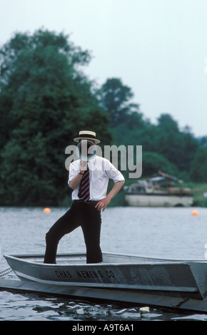 Homme utilisant Megaphone Henley Royal Regatta Henley sur Thames Berkshire Royaume-Uni. Instructions de shoutage aux membres de l'équipage de course.1980 1985 HOMER SYKES Banque D'Images