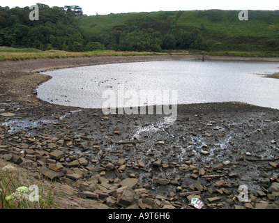 Faible niveau d'eau à un réservoir à Belmont Village près de Bolton, North West, Angleterre, Royaume-Uni. photo DON TONGE Banque D'Images