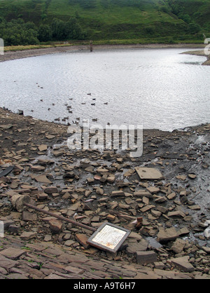 Faible niveau d'eau à un réservoir à Belmont Village près de Bolton, North West, Angleterre, Royaume-Uni. photo DON TONGE Banque D'Images