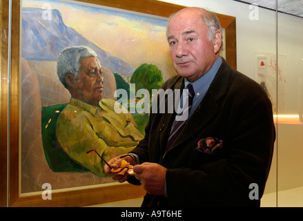 L'artiste Harold Riley est photographié avec son portrait de Nelson Mandela. photo DON TONGE Banque D'Images