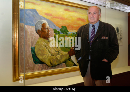 L'artiste Harold Riley est photographié avec son portrait de Nelson Mandela. photo DON TONGE Banque D'Images