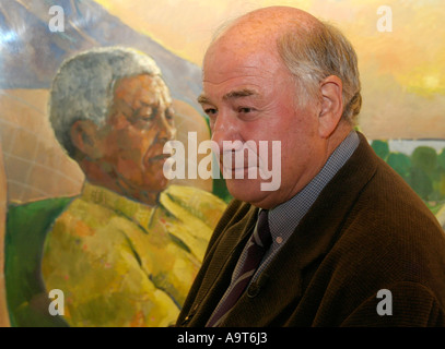 L'artiste Harold Riley est photographié avec son portrait de Nelson Mandela. photo DON TONGE Banque D'Images