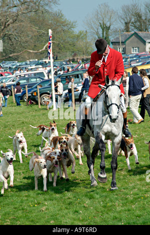 Le Maître des Hounds a fait le tour de la piste lors d'une réunion point-à-point dans la campagne du sud du Devon, au Royaume-Uni Banque D'Images