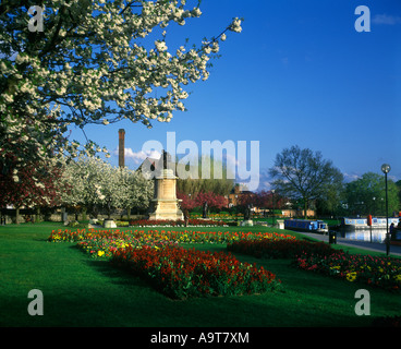 FLEURS PRINTANIÈRES STATUE DE SHAKESPEARE ( ÉLORD RONALD GOWER 1881) GOWER MEMORIAL BANCROFT GARDENS STRATFORD UPON AVON WARWICKSHIRE ANGLETERRE ROYAUME-UNI Banque D'Images