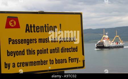 Signe de danger avertissement ferry avec inter island ferry près de l'île de Mull en Écosse Banque D'Images