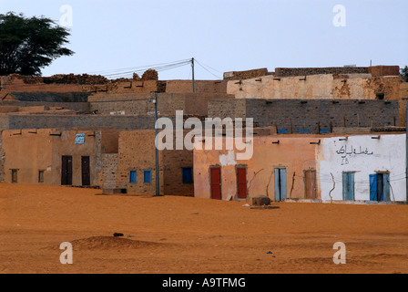 Ancienne ville de Chinguetti région d'Adrar Mauritanie avec le désert avançant sur la ville Banque D'Images