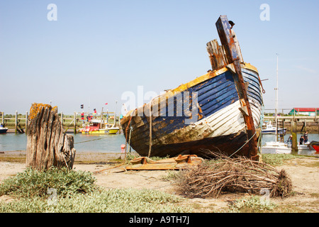 Un vieux bateau en bois dans la région de Rye Harbour. Banque D'Images