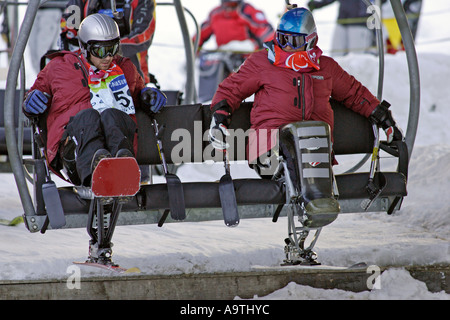 Les skieurs assis Catégorie : prendre l'ascenseur de ski de les prendre au début de la course Super G Banque D'Images