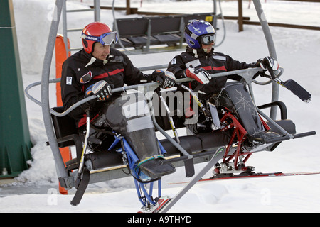 Les skieurs assis Catégorie : prendre l'ascenseur de ski de les prendre au début de la course Super G Banque D'Images