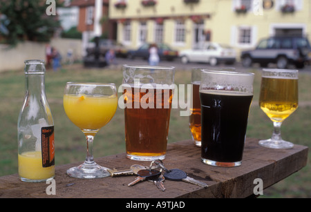 Verres d'alcool et des clés de voiture ne boivent et conduire à l'extérieur d'un pub public house Londres PHOTO HOMER SYKES Banque D'Images