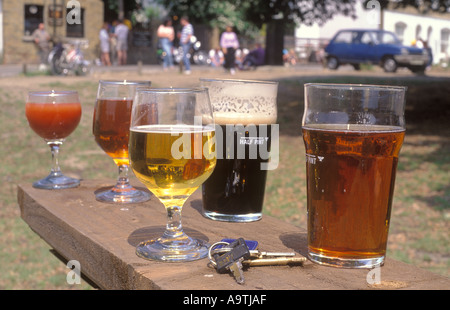 Verres d'alcool et des clés de voiture ne boivent et dur à l'extérieur d'une maison publique [pub] Londres HOMER SYKES Banque D'Images