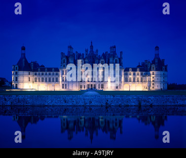 CHATEAU CHAMBORD REFLÈTE DANS CLOSSON DOUVE RIVIÈRE Loir et Cher France Banque D'Images