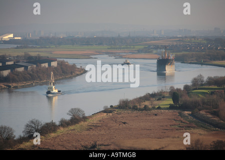 Un navire de charge remorquée sur la rivière Clyde à Glasgow vue de la Erskine Bridge Banque D'Images