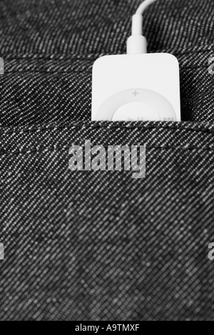 Un IPOD Shuffle dans la poche arrière de jeans Banque D'Images