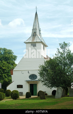 Ancien datant du XIIe siècle, ancien médiéval de grade II classé Lambourne paroissial église bâtiment yew haie chemin topiaire clocher tour flèche Abridge Essex Royaume-Uni Banque D'Images