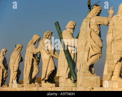 Vatican Italie Statues de Jésus et les Apôtres sur la Basilique Saint Pierre Banque D'Images