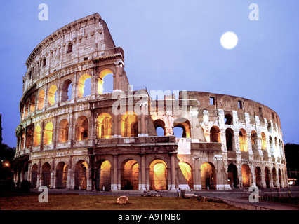 Colisée de Rome à l'aube pleine lune Banque D'Images