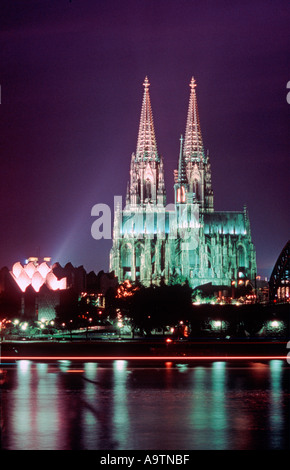 Allemagne Cologne Koeln dom kathedral vertical Museum Ludwig Banque D'Images