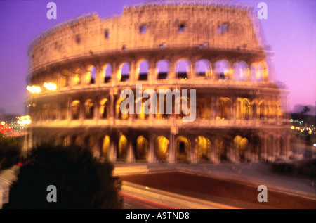 Rome Colisée floue à l'aube Banque D'Images
