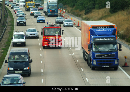 Autoroute M25 trois voies de trafic lent du moteur d'appel d'urgence sur les incendies Banque D'Images