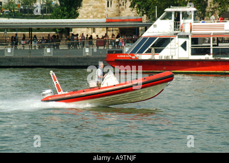 Bassin de Londres en bateau rapide en vitesse sur la Tamise de Tower Pier passage Banque D'Images