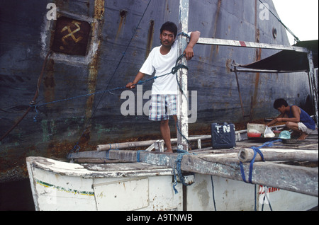 Les Philippines Ramil Reyes, 29 ans, un pêcheur basé au village de pêcheurs de Navotas au nord de Manille, a subi deux attaques de pirates. Banque D'Images