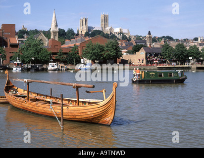 Lincoln Brayford Pool lac et marina paysage urbain réplique bateau Et la cathédrale de narrowboat tours point de repère sur la colline d'horizon Lincolnshire Angleterre ROYAUME-UNI Banque D'Images