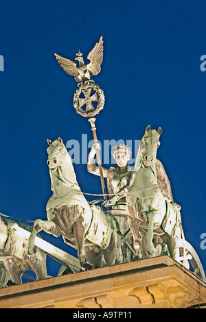 Berlin porte de Brandebourg quadriga au crépuscule Banque D'Images