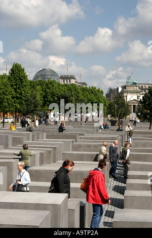 Centre de Berlin Holocaust Memorial personnes beton stelen architecte Peter Eisenmann Banque D'Images